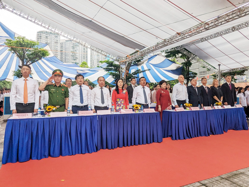 Các đại biểu thực hiện nghi lễ chào cờ Các đại biểu thực hiện nghi lễ chào cờ