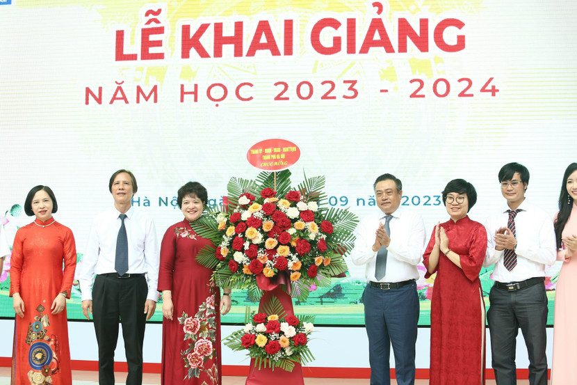 Chủ tịch UBND TP Hà Nội Trần Sỹ Thanh tặng hoa chúc mừng Trường THPT Chuyên Hà Nội - Amsterdam Chủ tịch UBND TP Hà Nội Trần Sỹ Thanh tặng hoa chúc mừng Trường THPT Chuyên Hà Nội - Amsterdam