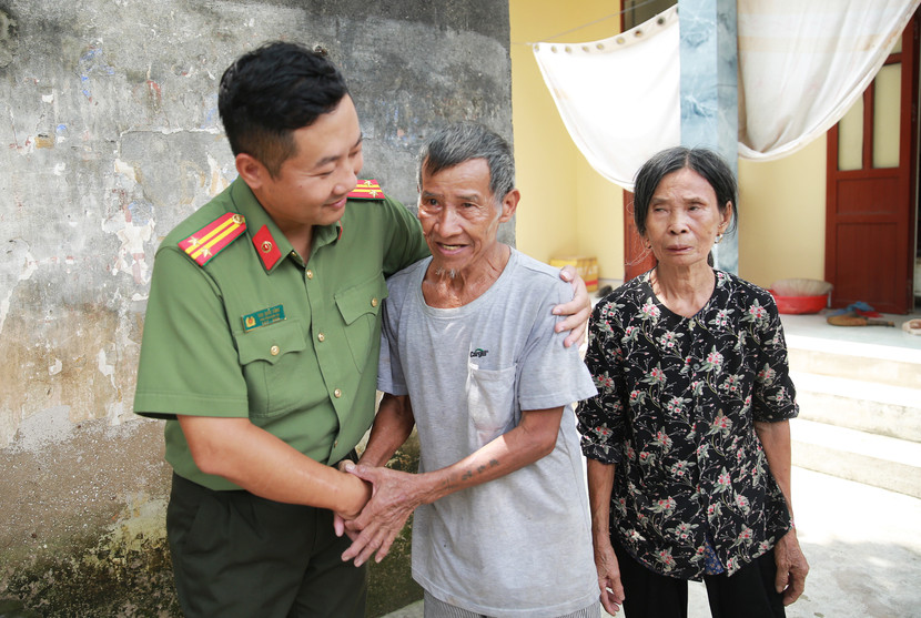 Trung tá Chu Quốc Dũng chúc ông Phương cùng gia đình và toàn thể bà con ở Thanh Thủy giữ sức khỏe và sớm vượt qua thời điểm khó khăn