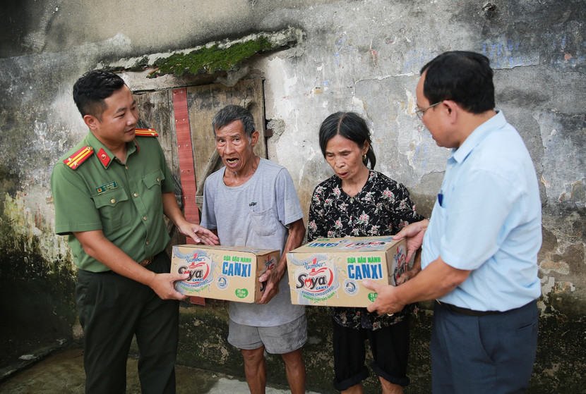 Ông Vũ Tri Phương và gia đình xúc động khi nhận món quà từ An ninh Thủ đô