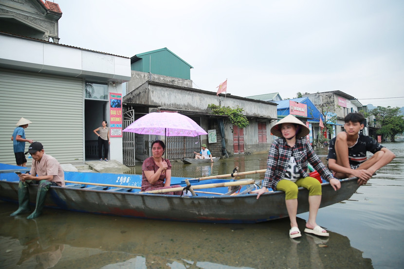 Nhiều người dân ở thị trấn Kiện Khê vẫn phải đi lại bằng thuyền
