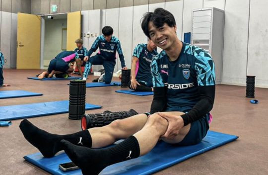 Công Phượng trong một buổi tập ở Yokohama FC Công Phượng trong một buổi tập ở Yokohama FC