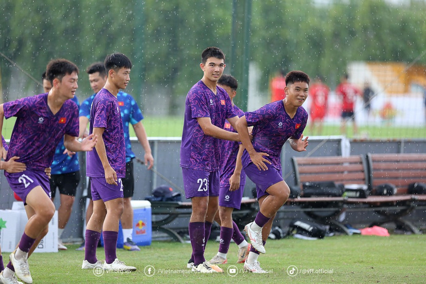 Cầu thủ Việt kiều Úc - Maxwell (thứ hai từ phải qua) Cầu thủ Việt kiều Úc - Maxwell (thứ hai từ phải qua)