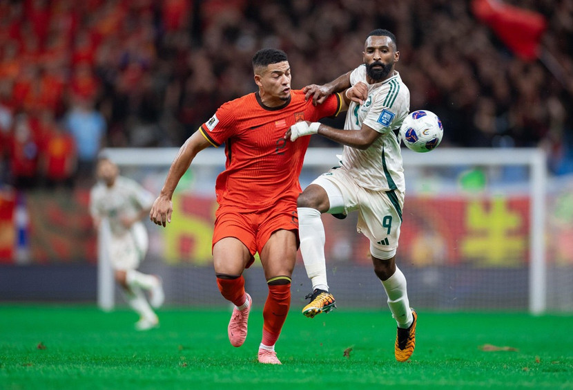 Trung Quốc (áo đỏ) thua ngược Saudi Arabia dù chơi hơn người