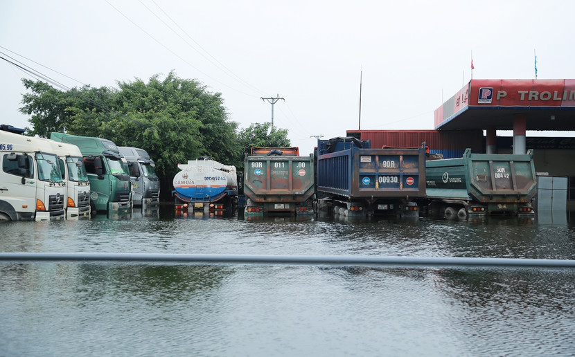 Những phương tiện vận tải của một cơ sở kinh doanh ở Kiện Khê vẫn ngập sâu trong nước, sáng 18-9