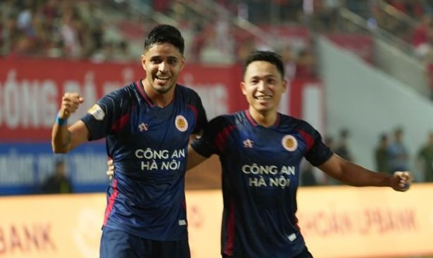 Leo Artur (trái) ghi bàn quyết định 3 điểm cho Công an Hà Nội (Ảnh: VNN) Leo Artur (trái) ghi bàn quyết định 3 điểm cho Công an Hà Nội (Ảnh: VNN)