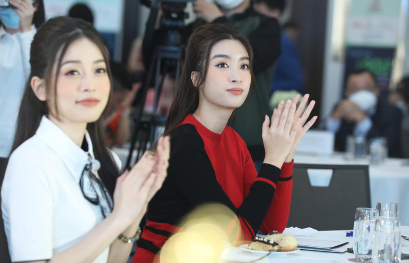 Hoa hậu Đỗ Mỹ Linh (phải)