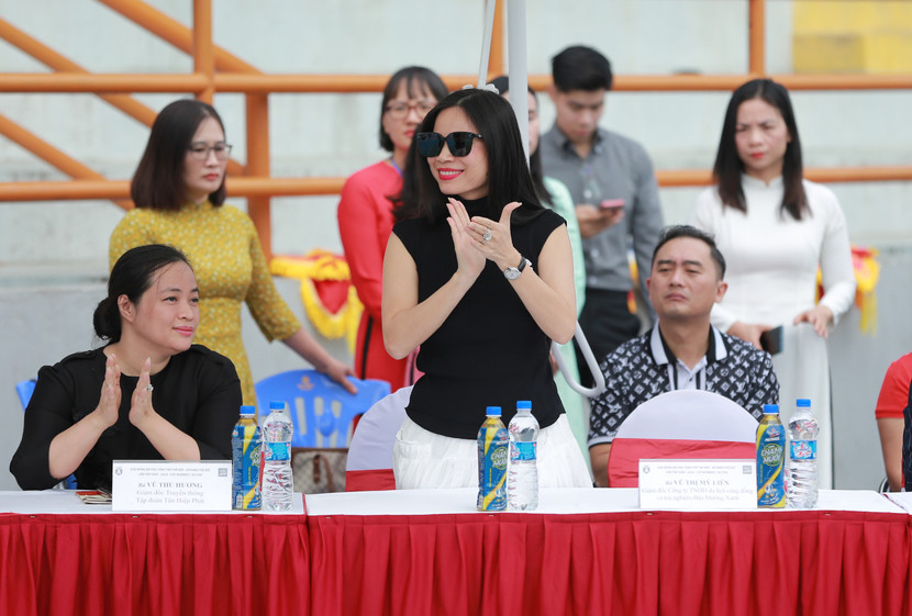 Chị Vũ Thị Mỹ Liên - Giám đốc công ty Bản Mường Xanh tại Lễ khai mạc giải bóng đá học sinh THPT Hà Nội - An ninh Thủ đô lần thứ XXIII năm 2024 Cúp Number 1 Active Chị Vũ Thị Mỹ Liên - Giám đốc công ty Bản Mường Xanh tại Lễ khai mạc giải bóng đá học sinh THPT Hà Nội - An ninh Thủ đô lần thứ XXIII năm 2024 Cúp Number 1 Active