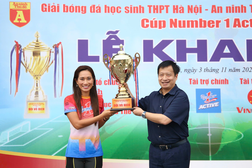 Ông Nguyễn Thanh Bình - Trưởng Ban Biên tập An ninh Thủ đô - Trưởng BTC giải nâng cúp vô địch tượng trưng cùng bà Vũ Phương Thanh - Đại sứ thương hiệu Tập đoàn Tân Hiệp Phát (Ảnh: Thuần Thư)
