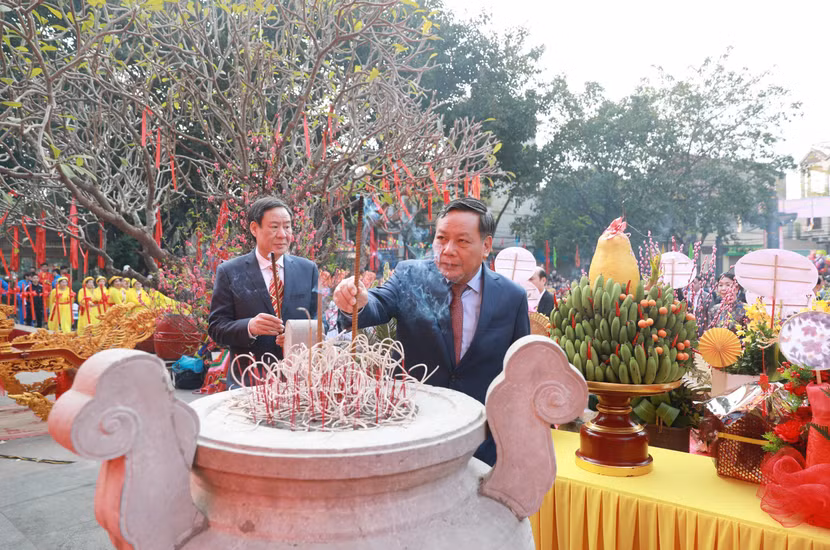 Phó Bí thư Thành ủy Nguyễn Văn Phong dâng hương tại khu di tích