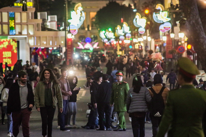 Tứ tối ngày 9-2, đêm 30 Tết Giáp Thìn người dân đổ về hồ Gươm chờ đón giao thừa Tứ tối ngày 9-2, đêm 30 Tết Giáp Thìn người dân đổ về hồ Gươm chờ đón giao thừa