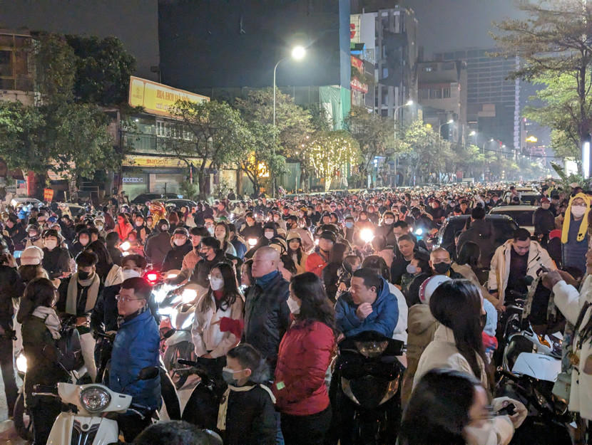 Trục đường Văn Cao - Hồ Tây chật kín người chờ đón màn trình diễn ánh sáng và bắn pháo hoa chào năm mới Giáp Thìn 2024 Trục đường Văn Cao - Hồ Tây chật kín người chờ đón màn trình diễn ánh sáng và bắn pháo hoa chào năm mới Giáp Thìn 2024