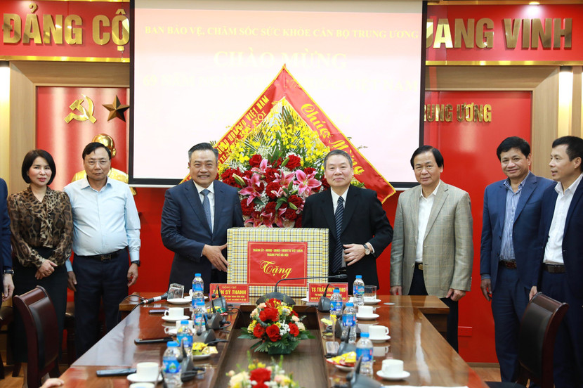 Chủ tịch UBND TP Hà Nội chúc mừng Ban Bảo vệ, chăm sóc sức khoẻ cán bộ Trung ương