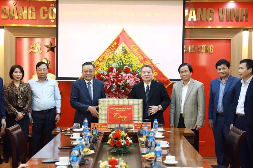 Chủ tịch UBND TP Hà Nội chúc mừng Ban Bảo vệ, chăm sóc sức khoẻ cán bộ Trung ương