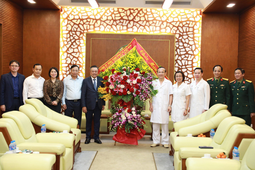 Chủ tịch UBND TP Hà Nội chúc mừng Bệnh viện 108