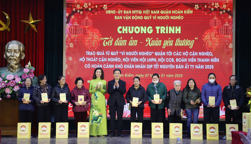 Bà Trương Thị Thanh Nhàn - UVTV Quận ủy, Chủ tịch Ủy ban MTTQ Việt Nam quận và ông Nguyễn Quốc Hoàn - UVTV Quận ủy, Phó Chủ tịch Thường trực UBND quận Hoàn Kiếm trao quà tới hội viên Hội LHPN quận có hoàn cảnh khó khăn