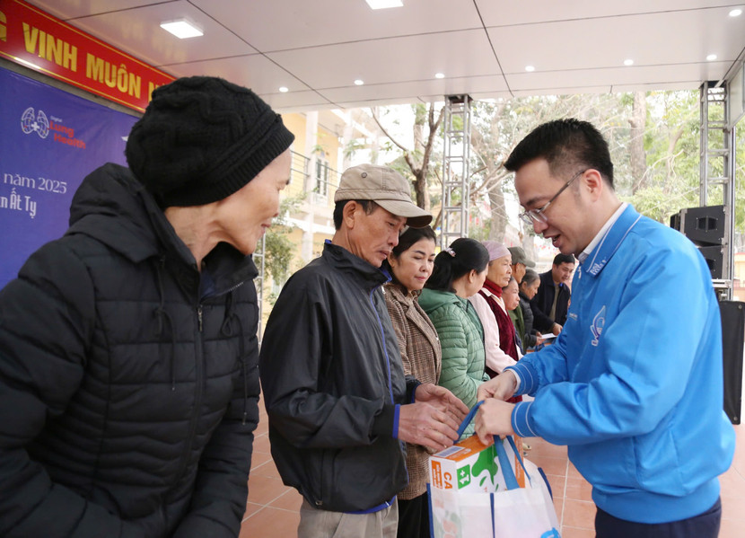 Ban tổ chức đã tặng quà cho 10 gia đình chính sách; tặng quà cho 10 học sinh vượt khó