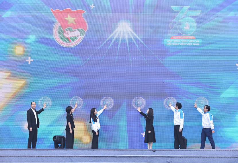 Các đại biểu thực hiện nghi thức khai mạc Ngày hội học sinh, sinh viên toàn quốc “Connect Fest 2025” Các đại biểu thực hiện nghi thức khai mạc Ngày hội học sinh, sinh viên toàn quốc “Connect Fest 2025”