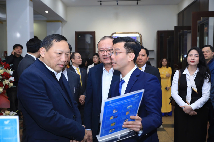 Lãnh đạo các đơn vị thăm quan nhân viên bưu chính tiếp nhận yêu cầu của người dân để thực hiện dịch vụ công trực tuyến