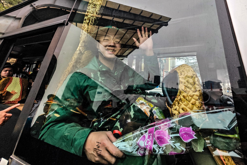 Tân binh phấn khởi lên đường nhập ngũ Tân binh phấn khởi lên đường nhập ngũ