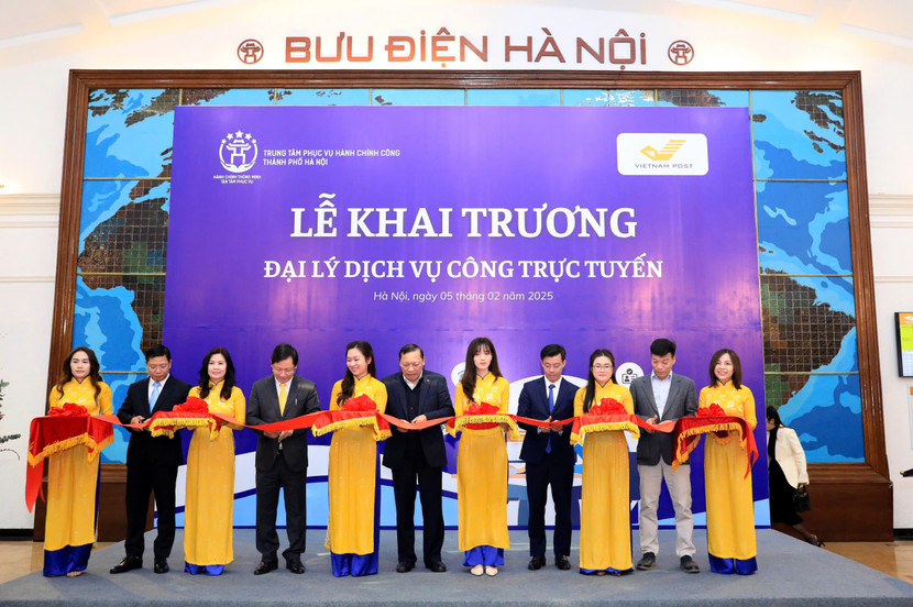 Các đại biểu thực hiện nghi thức khai trương đại lý dịch vụ công trực tuyến tại số 75 Đinh Tiên Hoàng