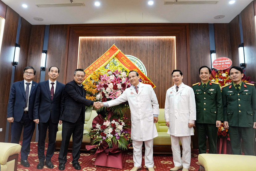 Chủ tịch UBND TP Hà Nội Trần Sỹ Thanh đến thăm, chúc mừng cán bộ, y bác sĩ Bệnh viện Trung ương Quân đội 108 nhân kỷ niệm 70 năm Ngày Thầy thuốc Việt Nam