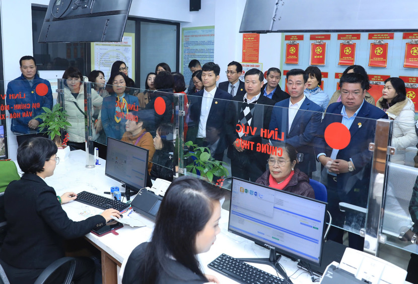 Các đại biểu tham quan Trung tâm Phục vụ hành chính công liên phường ở quận Đống Đa. Các đại biểu tham quan Trung tâm Phục vụ hành chính công liên phường ở quận Đống Đa.