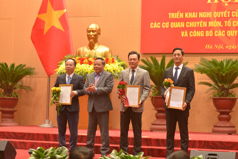 Phó Bí thư Thường trực Thành ủy Nguyễn Văn Phong trao quyết định và chúc mừng các đồng chí Lê Anh Quân, Lê Thanh Nam, Lê Tự Lực Phó Bí thư Thường trực Thành ủy Nguyễn Văn Phong trao quyết định và chúc mừng các đồng chí Lê Anh Quân, Lê Thanh Nam, Lê Tự Lực