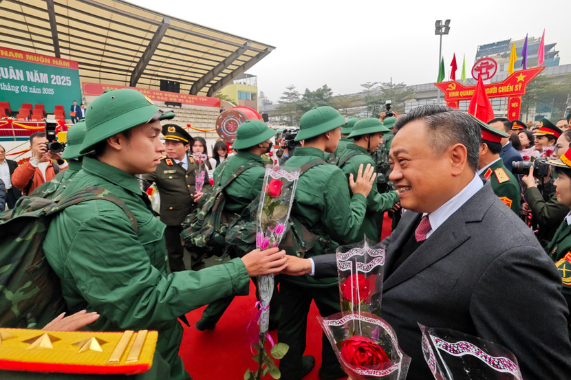 Chủ tịch UBND TP Hà Nội Trần Sỹ Thanh động viên tân binh lên đường nhập ngũ Chủ tịch UBND TP Hà Nội Trần Sỹ Thanh động viên tân binh lên đường nhập ngũ