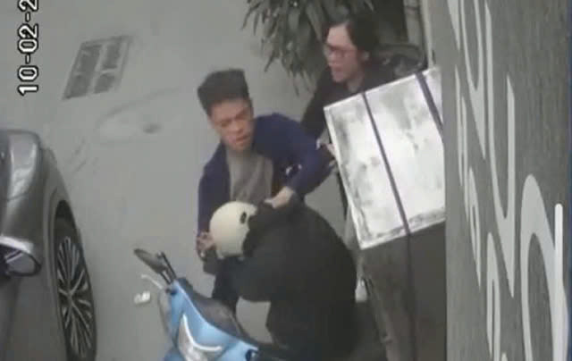 Hình ảnh nam shipper bị tài xế ô tô Lexus hành hung qua camera Hình ảnh nam shipper bị tài xế ô tô Lexus hành hung qua camera