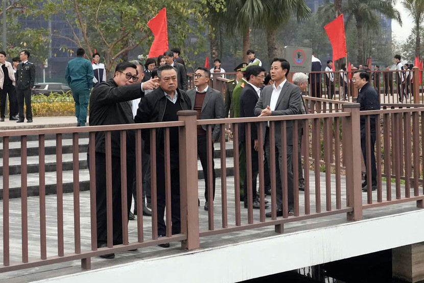 Chủ tịch UBND TP Trần Sỹ Thanh nghe báo cáo về việc hoàn thiện Công viên hồ Phùng Khoang