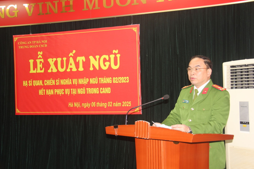 Thượng tá Nguyễn Tuấn Tùng - Phó Bí thư Đảng ủy, Phó Trung đoàn trưởng Trung đoàn CSCĐ, CATP phát biểu tại buổi lễ