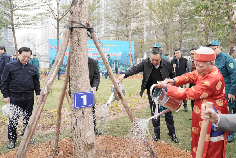 Chủ tịch UBND TP Trần Sỹ Thanh cùng các cụ cao niên trồng cây đầu Xuân Ất Tỵ 2025 ở Công viên Hồ Phùng Khoang