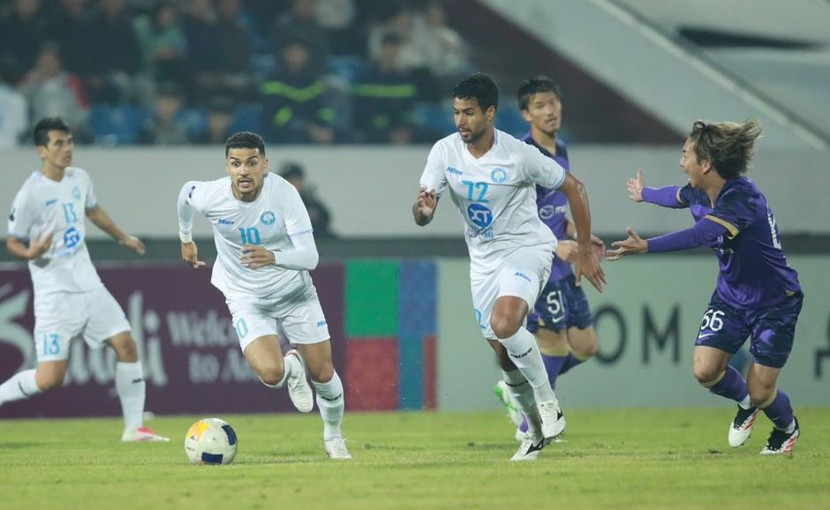 Nam Định (trắng) ra sân với 8 ngoại binh nhưng vẫn thua đậm (Ảnh: VNN)