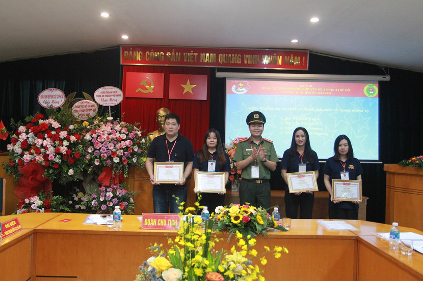 Phó Bí thư Đoàn CATP tặng giấy khen cho các cá nhân có thành tích xuất sắc trong nhiệm kỳ
