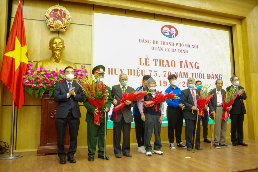 Chủ tich UBND TP Hà Nội trao huy hiệu 75 năm tặng các đảng viên lão thành quận Ba Đình Chủ tich UBND TP Hà Nội trao huy hiệu 75 năm tặng các đảng viên lão thành quận Ba Đình