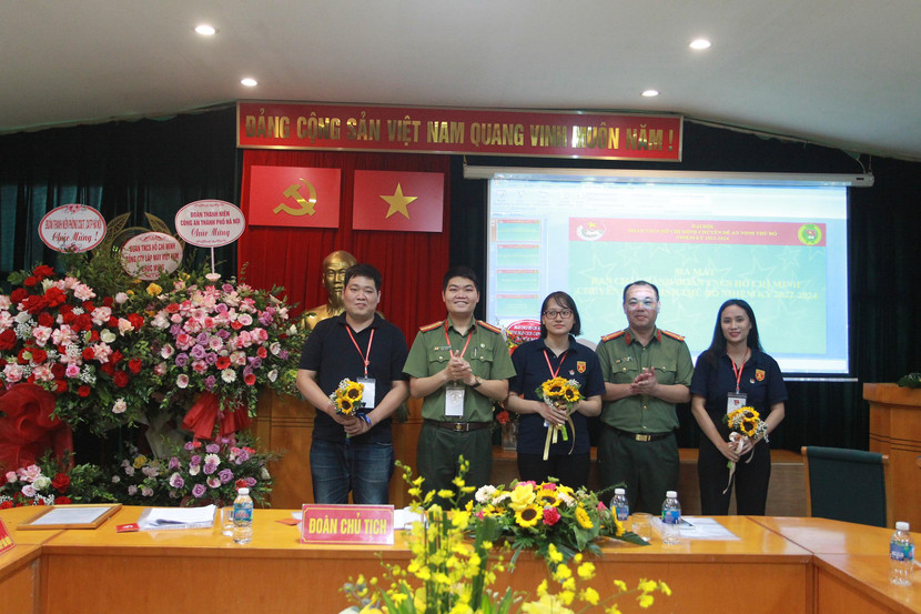 Lãnh đạo Đoàn Thanh niên CATP Hà Nội và An ninh Thủ đô tặng hoa chúc mừng các đồng chí trúng cử Ban chấp hoàn Chi đoàn cơ sở An ninh Thủ đô nhiệm kỳ 2022-2024