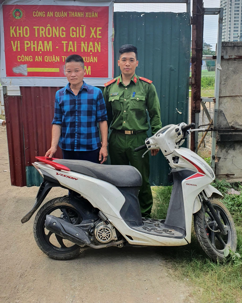 Đội Cảnh sát giao thông - CAQ Thanh Xuân trao trả chiếc xe máy cho anh Bùi Thanh Vũ.