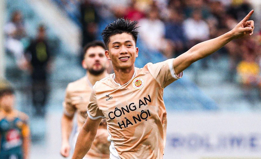 Phan Văn Đức ghi bàn trong chiến thắng 5-0 của Công an Hà Nội trước HAGL Phan Văn Đức ghi bàn trong chiến thắng 5-0 của Công an Hà Nội trước HAGL