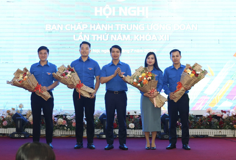 Đồng chí Nguyễn Ngọc Lương tặng hoa chúc mừng các đồng chí được bầu bổ sung vào BCH TƯ Đoàn khoá XII Đồng chí Nguyễn Ngọc Lương tặng hoa chúc mừng các đồng chí được bầu bổ sung vào BCH TƯ Đoàn khoá XII