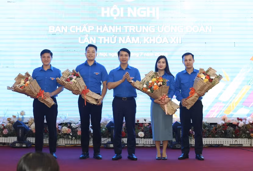 Đồng chí Nguyễn Ngọc Lương tặng hoa chúc mừng các đồng chí được bầu bổ sung vào BCH TƯ Đoàn khoá XII