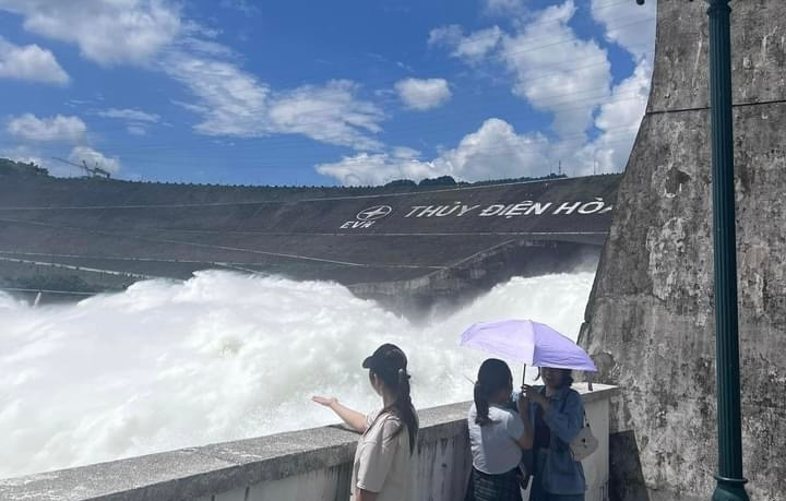 Đảm bảo an toàn đối với người dân hiếu kỳ đến gần khu vực xem xả lũ.