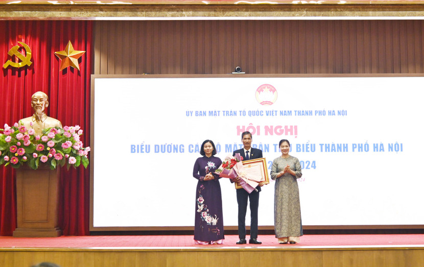 Thừa ủy quyền của Chủ tịch nước, Phó Bí thư Thường trực Thành ủy Hà Nội Nguyễn Thị Tuyến và Phó Chủ tịch Ủy ban Mặt trận Tổ quốc Việt Nam Trương Thị Ngọc Ánh trao Huân chương Lao động hạng Nhì cho nguyên Phó Chủ tịch Thường trực Ủy ban Mặt trận Tổ quốc Việt Nam TP. Hà Nội Nguyễn Anh Tuấn Thừa ủy quyền của Chủ tịch nước, Phó Bí thư Thường trực Thành ủy Hà Nội Nguyễn Thị Tuyến và Phó Chủ tịch Ủy ban Mặt trận Tổ quốc Việt Nam Trương Thị Ngọc Ánh trao Huân chương Lao động hạng Nhì cho nguyên Phó Chủ tịch Thường trực Ủy ban Mặt trận Tổ quốc Việt Nam TP. Hà Nội Nguyễn Anh Tuấn