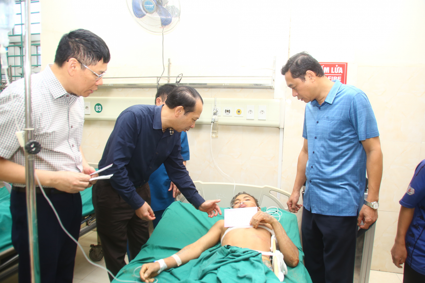 Phó Chủ tịch UBND tỉnh Trần Đức Quý thăm hỏi các nạn nhân đang điều trị tại Bệnh viện Đa khoa tỉnh (ảnh Văn Long) Phó Chủ tịch UBND tỉnh Trần Đức Quý thăm hỏi các nạn nhân đang điều trị tại Bệnh viện Đa khoa tỉnh (ảnh Văn Long)