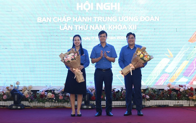 Đồng chí Bùi Quang Huy tặng hoa chúc mừng các đồng chí được bầu bổ sung vào Ban Thường vụ TƯ Đoàn khoá XII Đồng chí Bùi Quang Huy tặng hoa chúc mừng các đồng chí được bầu bổ sung vào Ban Thường vụ TƯ Đoàn khoá XII
