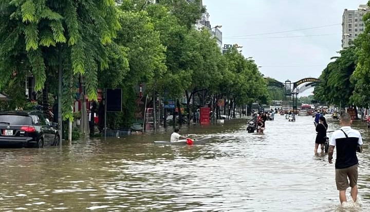 Vẫn còn một số điểm ngập cục bộ khu vực nội thành Hà Nội do nước sông Nhuệ dâng cao Vẫn còn một số điểm ngập cục bộ khu vực nội thành Hà Nội do nước sông Nhuệ dâng cao