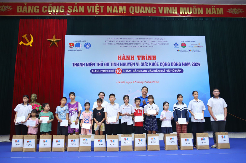 Ban tổ chức tặng quà cho các đối tượng chính sách Ban tổ chức tặng quà cho các đối tượng chính sách