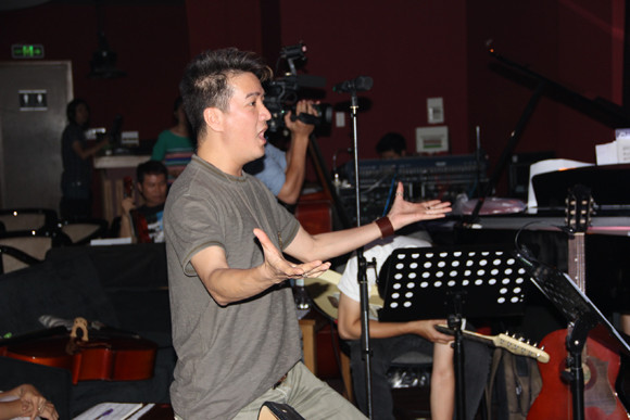 Sau scandal tình ái, "hoàng tử The Voice" say sưa luyện tập ảnh 4