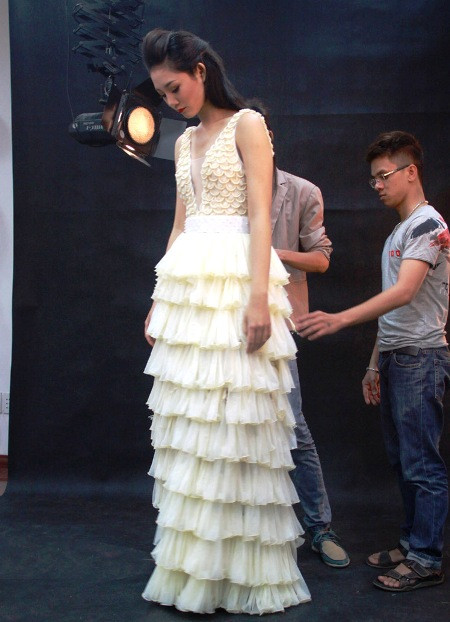 Trà My Next top diện váy "độc" làm từ 2.000 chiếc BCS ảnh 1