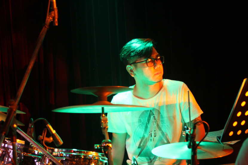 Em rể Phương Uyên chơi trống cho thí sinh đội Thu Minh ảnh 1